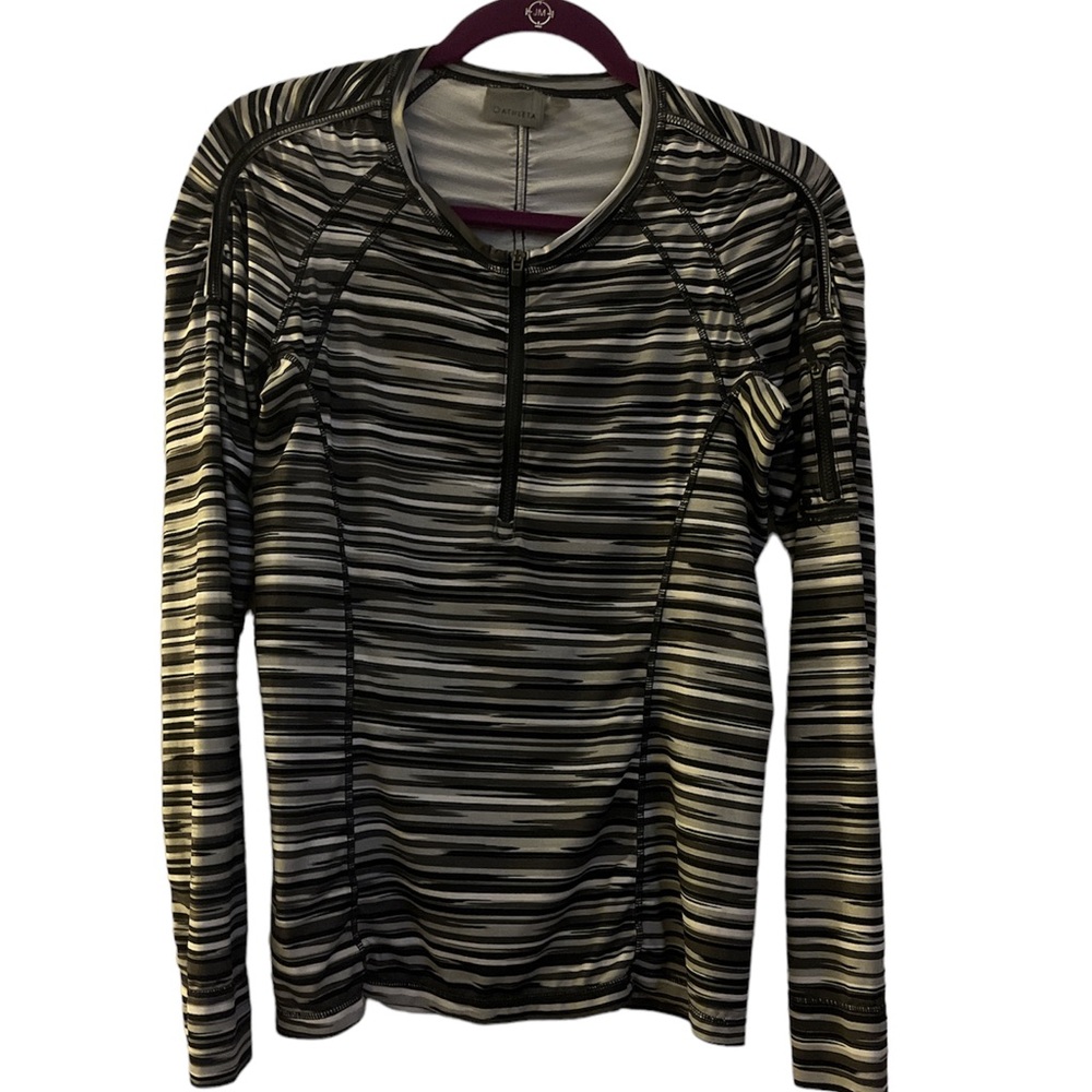 Athleta Pacifica UPF 50 shirt size M.  black and white.